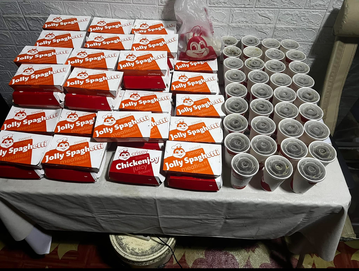 Shared meal in the barangay